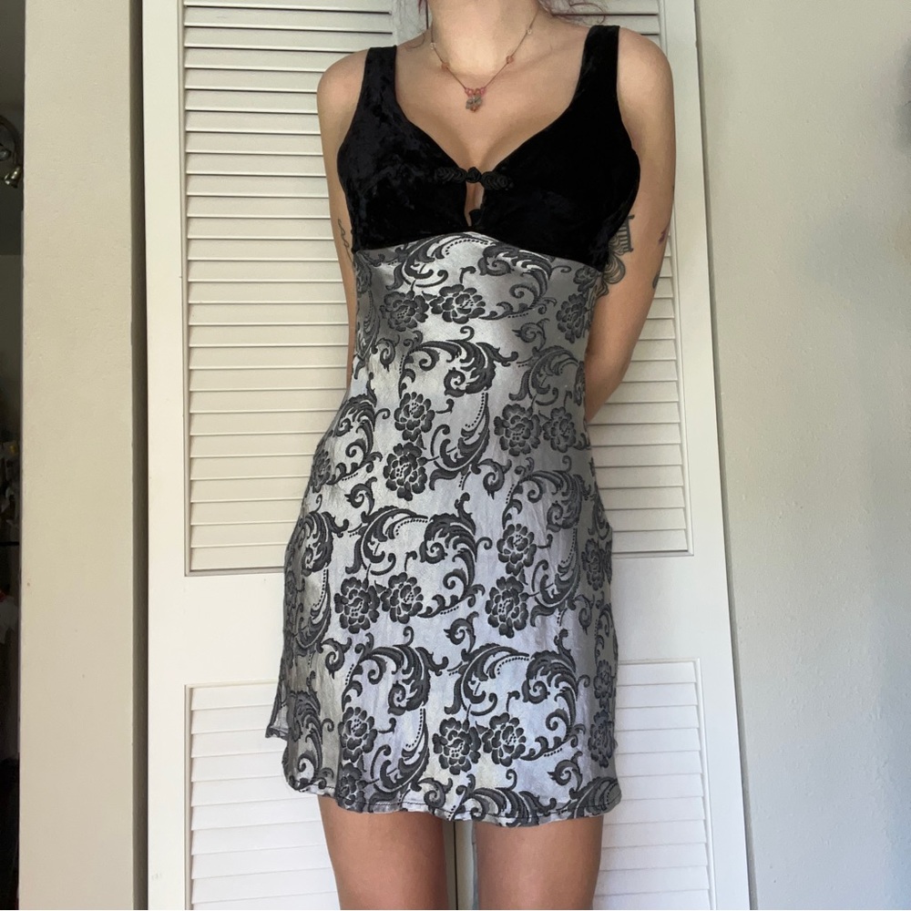 90s paisley and velvet dress. Side zipper and buttons in the middle of the chest